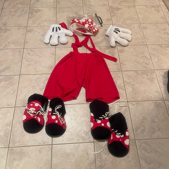 Halloween costumes for the adults and kiddos tons of accessors. Prices vary - Picture 6 of 17